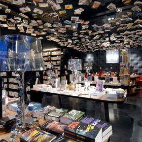 5. Cook & Book (Brusel, Belgie). Knihomol se tu bude cítit jako v sedmém nebi – jen namísto obláčků může z žabí perspektivy pozorovat knihy. Pod skleněnou podlahou zase vede železnice.