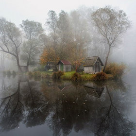 3. Vesnice (Maďarsko) – Gabor Dvornik. „Tohle malé jezero je součástí mého života. Fotím tu skoro každý měsíc, někdy každý týden. Ve všech ročních obdobích je tu velmi specifický vzduch, ale zastihnout toto místo v mlze je vzácné, protože tu kvůli blízko ležící řece Duna často fouká,“ podotkl Dvornik.