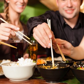 1. Žádná zařízení na jídelním stole. Nic vás nebude rozptylovat od jedení. Pokrm tak lépe zachutná a při vědomé konzumaci také lépe zasytí. Možná i přijdete na kloub některým nevyřešeným vztahovým záležitostem. Proč? Jednoduše proto, že tentokrát budete svůj protějšek (a on vás) doopravdy poslouchat.