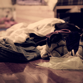 4. Udržujte pořádek. Poházené věci ještě nikoho neuklidnily. Spíš přispívají ke kumulaci vnitřního tlaku – máte neustále na očích něco, co ještě „musíte zvládnout“.