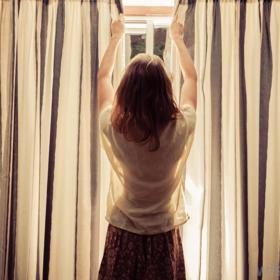 5. Odhrňte závěsy. Možná to znáte – cítíte se podrážděně do doby, než se jdete projít. Přirozené světlo (a čerstvý vzduch) mají silné účinky na naši psychiku. A co je nejlepší, že jsou pro všechny zdarma. A dostupné prakticky kdykoliv.