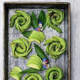 Avokádová obložená mísa.