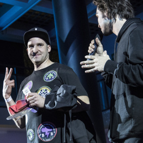 Tuto sobotu se na známé adrese Bubenská 1, v prostorách The Chemistry Gallery a JAD Productions, konalo mistrovství malířů ve virtuální realitě. Historicky prvním vítězem VR CLASH a mistrem republiky se stal přední český grafik, výtvarník a graffiti umělec, Michal Škapa.