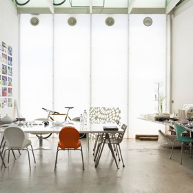 Ergonomické tvary, elegantní linie a spousty bílých prvků. Toto kreativní prostředí pomohlo designérovi tříbit svůj rukopis pod hlavičkou Applu.