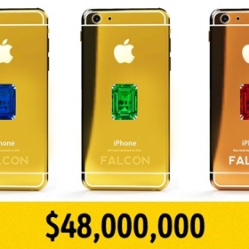 2. Zlatý iPhone. IPhone má dneska každý. Že nesnášíte splynutí s davem? Můžete sáhnout po zlatém. Na důkaz jedinečnost v sobě ještě ukrývá diamant. Cena: 1 200 000 Kč.