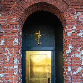 5. Vstup pro vyvolené v Hotel Covell v Los Angeles.