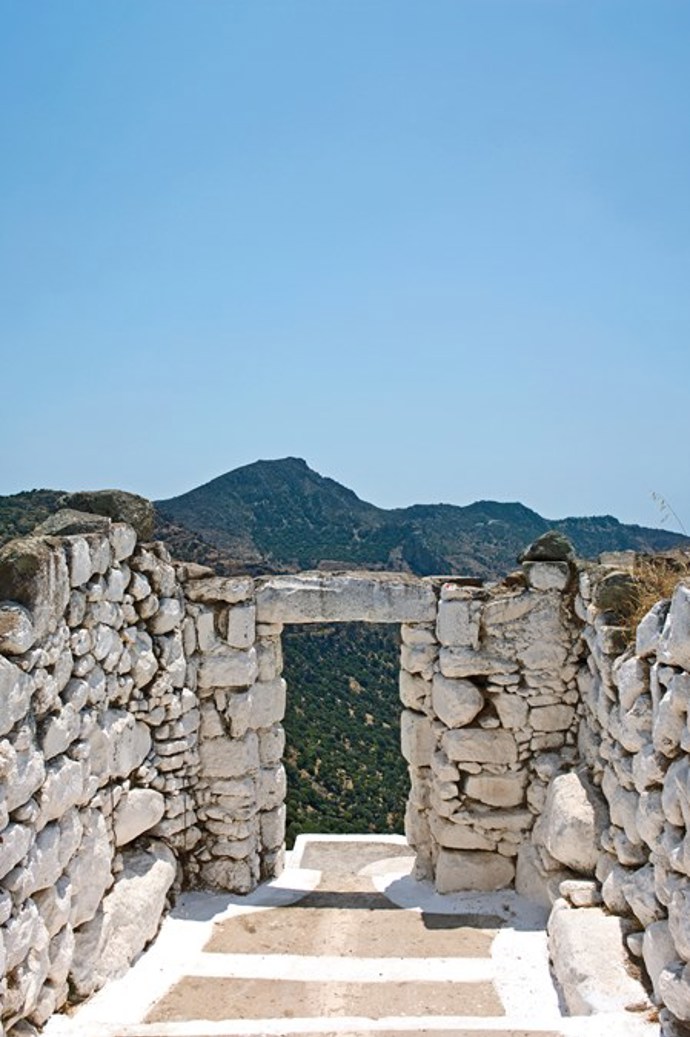 8. Brána do ráje? Kamenný vchod rezidence Sterna Nisyros v Řecku.
