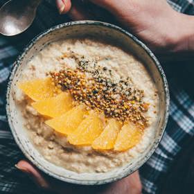 1. Ovesná kaše. Že jste po jejím snědení vždycky zralí na spaní? Možná ji nepárujete se zdravými tuky a bílkovinami. Ty balancují produkci spánkového hormonu melatoninu, která se spouští s konzumací oblíbené snídaně.