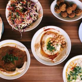 3. Hummus. Prezentuje se jako zdravá svačina, co doplní nutrienty a nakopne. První část věty je pravdivá, druhou už zpochybnit lze. Cizrna obsahuje tryptofan, který se mění v serotonin. Jeho nedostatek způsobuje poruchy spánku. Dokážete si tak jistě odvodit, co může vyvolat jeho nadbytek.