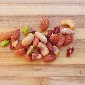 4. Ořechy. Stejně jako banány doplňují hořčík, který zklidňuje organismus. To nemusí vadit, pokud máte hladinu tohoto minerálu obvykle v rovnováze. V opačném případě, kdy tělo po hořčíku doslova prahne, vás jeho přísun poněkud utlumí.