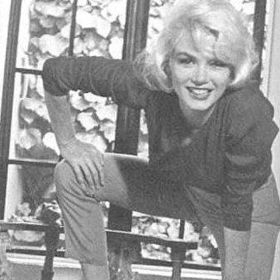 Koupě nemovitosti ji údajně nadchla. Byl to první dům, který papírově vlastnila pouze ona.