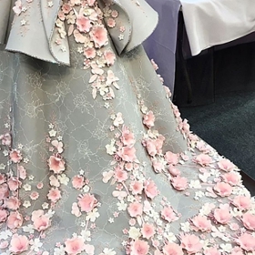 „Měli jsme si zvolit návrháře svatebních šatů a vytvořit dort podle vybrané róby,“ napsala Morris deníku ABC News.