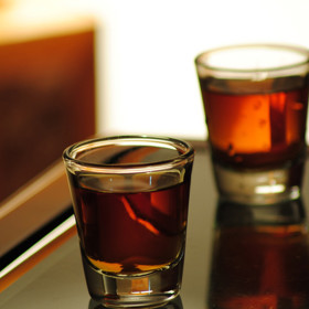 2. Alkohol. Sklenka, dvě týdně z vás šarpeje neudělají. Přemíra konzumovaného alkoholu ale pustoší zdraví a vzhled docela výrazně: bere pokožce pružnost (a podílí se tak na tvorbě vrásek), zhoršuje kondici srdce a tak dále.