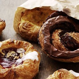 3. Pečivo. „Cukr, rafinované uhlovodany, trans-tuky a jídlo balené za účasti sodíku mohou uspíšit stárnutí,“ řekla dietoložka Keri Glassman. Laskominy z oddělení pečiva se pod skrytými cukry, tuky a solí prohýbají. Neměly by tak v jídelníčku dostat velký prostor.