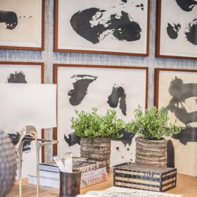 1. Rozmístěte rostliny. „Rostliny jsou úžasným přírodním filtrem negativní energie,“ řekla Scher. Jejich čisticí schopnosti rovněž nemohou být na škodu. Zbavují vzduch jedovatých plynů. A nás chrání před rozvojem nemocí jako astma nebo rakovina.