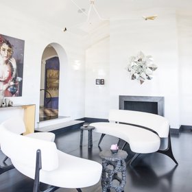 3. Posuňte nábytek. Už malé tahy, jako otočení židle opačným směrem nebo posunutí rostliny, může domov „udělat klidnější a bezpečnější, i když pro to neexistuje žádné vysvětlení“, uvedla terapeutka.