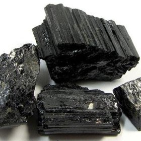 5. Nechte působit krystaly. Jejich léčivým schopnostem věřili už indiánští šamani. Autorka sází na černý turmalín. Rozmístěte jeho krystaly po domě – pomohou rozptýlit kumulované negativno.