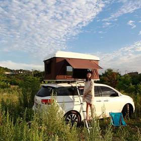 Řešení možná najdete v iKamperu – stanu na střeše auta, který postavíte jediným zatáhnutím.