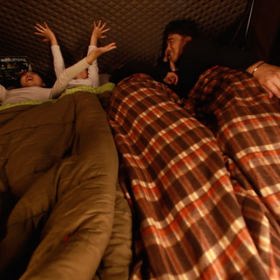 Nebude vám v něm chybět nic z pohodlí vaší ložnice. Disponuje dokonce vestavěnou matrací.