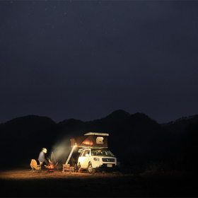 Kde zaparkujete, tam spíte. Nemusíte mít obavy, že vás plachta odstřihne od kontaktu s krajinou. Kdykoliv ji můžete odepnout. A užít si pozorování hvězd přes síťovinu, která vás zase ochrání před komáry.