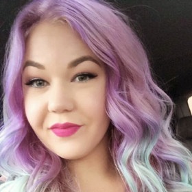 Kolik barev na vlasech máš, tolikrát jsi trendy. Duhová koruna krásy připomíná díla slavných malířů i panenku Barbie