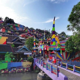 Tato vesnice vypadá, jako by se namočila do duhy