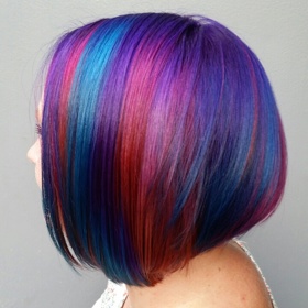 Kolik barev na vlasech máš, tolikrát jsi trendy. Duhová koruna krásy připomíná díla slavných malířů i panenku Barbie