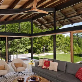 Designéři se při realizaci interiéru spoléhali na kvalitní, lokální produkty. Nejen do obývacích prostorů zakomponovali vápenec vytěžený z místního lomu, ocel a sklo.