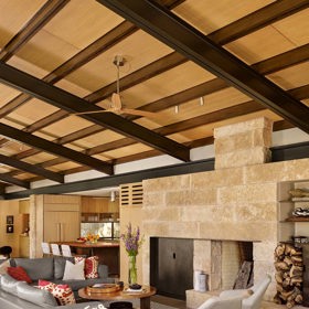 Podlahy z leštěného betonu spojují hlavní obývací místnosti i sekci pro hosty a patří k chloubám ranče.