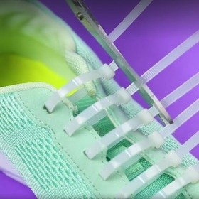 1. Tenisky, které se nerozvážou. Nakupte tolik plastových stahovacích pásků, kolik je poloviční množství děr na vašich teniskách. Spojte protější otvory jednou páskou, utáhněte a konce odštípněte. S dlouhou lžící se k těmto botám už nikdy nebudete muset shýbat.