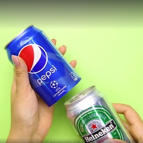 2. Zákaz pronášení alkoholu? Žádný problém. Server Bright Side doporučuje mazaný trik: odřízněte víko a dno plechovky nealkoholického drinku a vzniklou ruličku navlékněte na plechovku s alkoholem. Mise splněna.