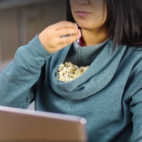 3. Popcorn dokáže nadělat mnoho nepořádku. Při pojídání snadno nějaký kousek upadne a po skončení filmu to pod nohama vypadá jako v popcornovači. Proč si ale neobléknout obráceně mikinu s kapucí a nenasypat popcorn do ní, ptá se Bright Side? Vaše ústa budou blízko u zdroje a šance na nepořádek takřka minimální.