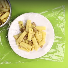 4. Umývání nádobí bývá pro většinu z nás otrava. Tak proč ho špiníme? Vždyť na ně stačí položit kousek pečícího papíru. Po dojedení ho vyhodíte, talíř zůstane čistý a planeta vám bude vděčná, že jste použili ekologičtější alternativu k fólii na obrázku.