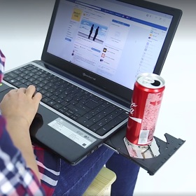 5. Osvěžení k práci patří. Jenže z pohodlí gauče je to daleko ke stolu, kam si lze drink odložit. Řešení je přesto nasnadě: vysuňte CD-ROMku a pidi konferenční stolek bude na dosah!