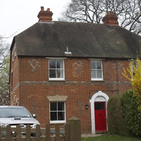 1. West View. V tomto viktoriánském cihlovém domě měla vévodkyně svůj první pokojíček. Rodiče ho koupili v roce 1979, tři roky před jejím narozením. Nemovitost se čtyřmi ložnicemi ve vesnici Bradfield Southend opustila rodina, když byly princezně dva roky. Přestěhovali se do jordánského Ammánu za otcovou prací v pozici letového dispečera. Do West View se ale vrátili v roce 1986. A zůstali bezmála deset let.