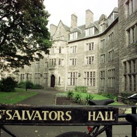 5. University of St. Andrews. Co se zrodilo na St. Andrew’s School, začalo pomalu růst na této skotské univerzitě. Kate první rok bydlela na smíšené koleji St. Salvator’s Hall. A stejně tak princ William. Když ho poprvé po letech potkala, prý „zrudla jako rajče a odcupitala pryč, protože se styděla“. Společně s dalšími dvěma přáteli se následně přestěhovali do bytu mimo kampus v centru města.