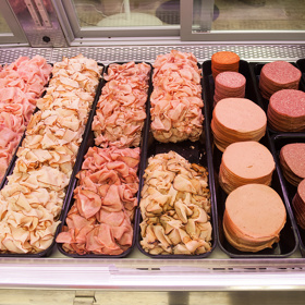 3. Konzervy a předpřipravené omáčky. Požitek z těchto potravin nám kazí sodík. Sůl ve velkém množství brání odchodu vody, tělo ji tak zadržuje a my jsme pak nadmutí. Chcete-li se těmto nepříjemným stavům vyhnout, dopřejte si zpracované potraviny, jako konzervované polévky či kuřecí šunkový salám, jen výjimečně.