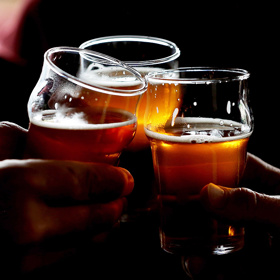 4. Alkohol… je metlou lidstva. A zažívání. Stejně jako potraviny s vysokým obsahem sodíku způsobuje zadržování vody v těle. I odpadu. Pro uvolnění zácpy hodně pijte… vodu.