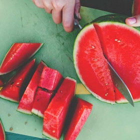 5. Vodní meloun. Je těžké uvěřit, že vodní meloun může našemu tělu uškodit. Vždyť je prakticky celý z vody! Ano, jen „prakticky“. Nese v sobě i fruktózu, přírodní cukr, který mu propůjčuje sladkost. Ovšem ne každý ji dokáže řádně strávit.