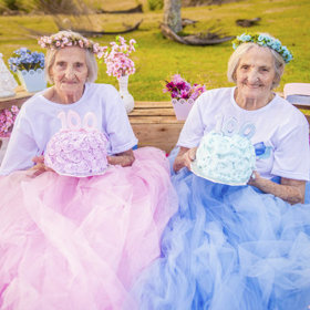 Jednovaječná dvojčata oslavila 100. narozeniny nejroztomilejší fotosérií