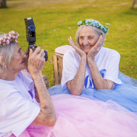 Jednovaječná dvojčata oslavila 100. narozeniny nejroztomilejší fotosérií