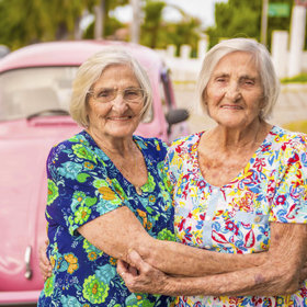Jednovaječná dvojčata oslavila 100. narozeniny nejroztomilejší fotosérií