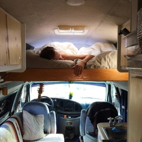 4. Útroby vozidla sice nenabízí mnoho prostorových řešení, ve většině z nich si ale můžete dovolit zbudovat patro na spaní. A ráno seskočíte přímo ke konvici s kávou!