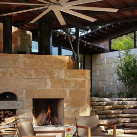 Přestavby se ujaly společnosti Lake Flato Architects a Poet Interiors. Podařilo se jim nemovitost zvětšit z původní rozlohy 93 m2 na současných 418 m2.