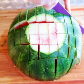 4. Otočíme meloun o 90 stupňů a opakujeme krok číslo 3.