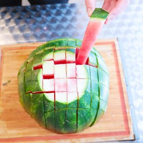 5. Co dál? Nic, máme hotovo! Meloun jsme naporcovali proužky, které můžeme pohodlně držet za zelenou slupku. A ruce zůstanou suché!