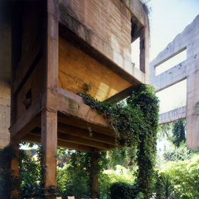 Exteriér překypuje zelení a je symbolem již vybledlé ekologické stopy, kterou po sobě cementárna zanechala před sto lety.