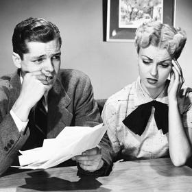 1. Slyšíme, ale přestáváme naslouchat. „Máme sklony přestávat poslouchat, zvlášť v momentech, když partner říká věci, které nechceme slyšet,“ řekla Russell. „Ale pokud váš partner nevěnuje pozornost tomu, co říkáte, může vás to začít užírat. A způsobit reálné škody.“ Naslouchejte si navzájem.