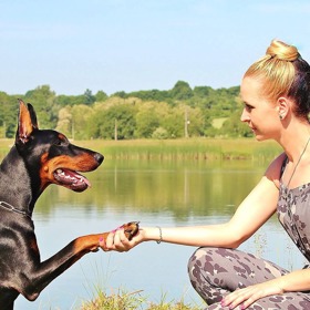 2. Zapomínáme na sebe. I když byste se jeden pro druhého rozkrájeli, nezapomínejte na záliby, které jste měli před vztahem. „Bez toho by jeden nebo oba partneři mohli cítit, že se dusí, a mohli by utíkat od věcí, o kterých je třeba mluvit,“ tvrdí odbornice. S pauzami navíc po sobě budete toužit ještě víc.