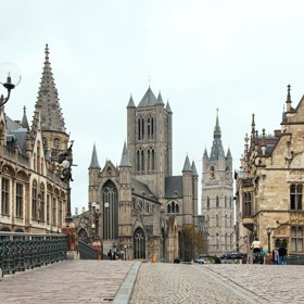 1. Ghent, Belgie. Vyjímá se majestátními budovami v gotickém stylu a leží na soutoku řek Šelda a Leie. To zní romanticky, že? A teď se podržte – tohle město nepovoluje od roku 1996 vjezd do centra žádnému motorovému vozidlu. To aby se zbavilo dopravních zácp a zlepšilo kvalitu ovzduší.